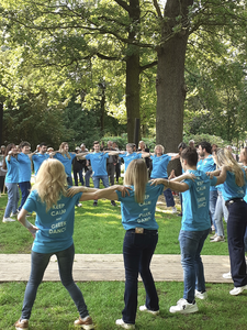 908913 Afbeelding van het optreden van de Griekse dansgroep Pegasus, bij de onthulling van het Gastarbeidersmonument in ...